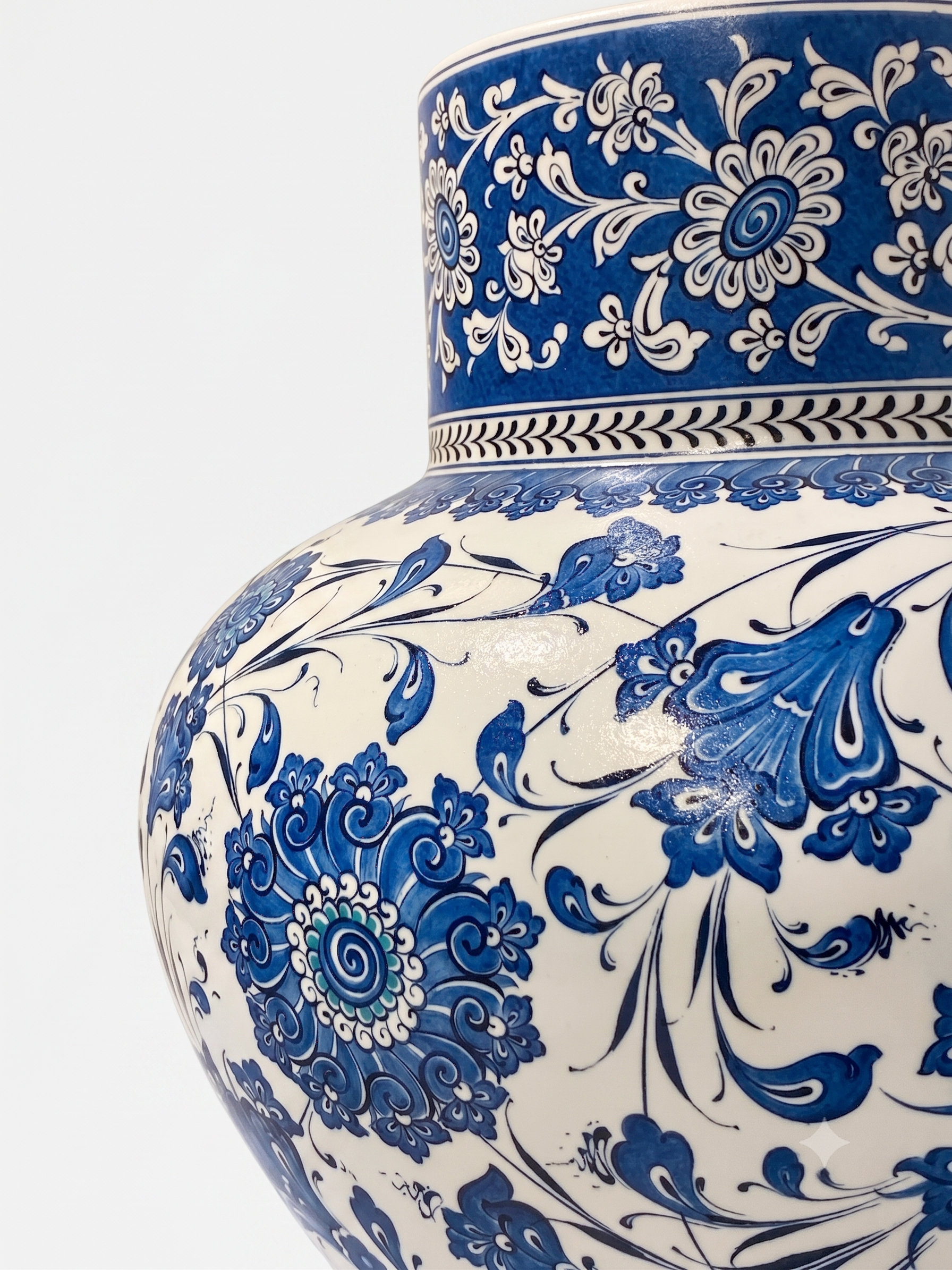 Signed handmade İznik blue ceramic vase — Usta imzalı el yapımı İznik vazo